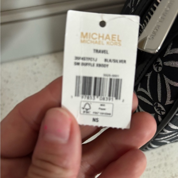 New! Michael Kors small crossbody duffle bag! Black/silver - Picture 4 of 8